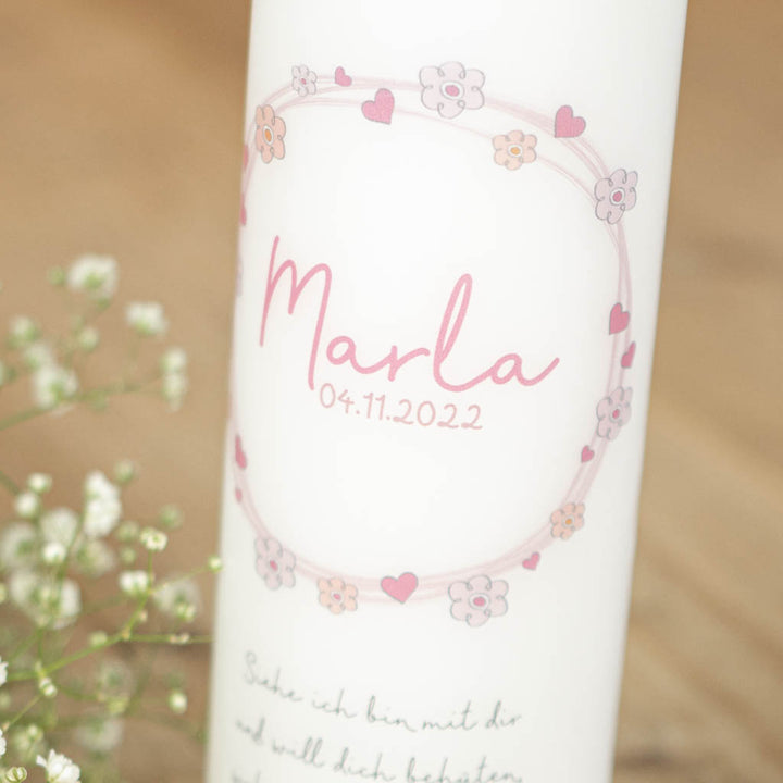 Taufkerze rosa mit Blütenkranz und Herzen, Name und Taufdatum auf Marla