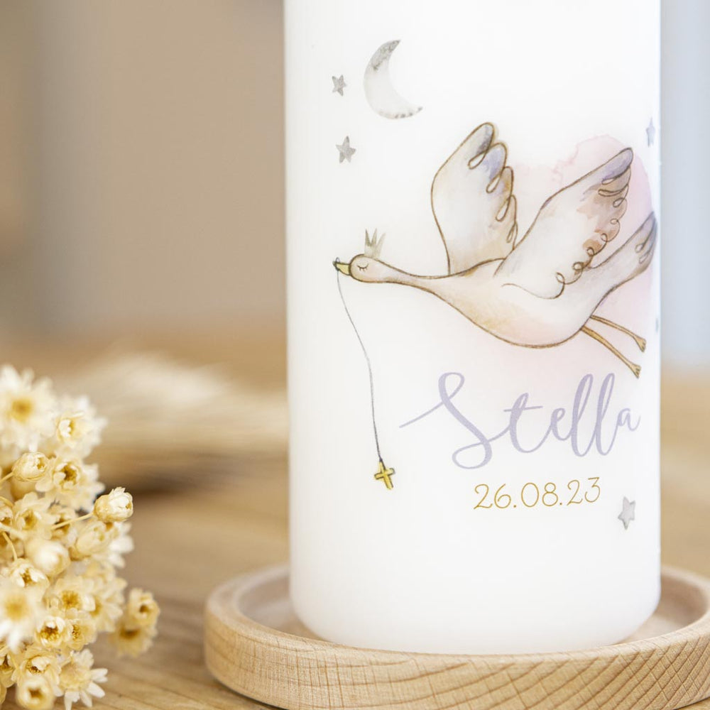 Schwan mit goldener Krone und Kreuz am Band, Mond und Sterne