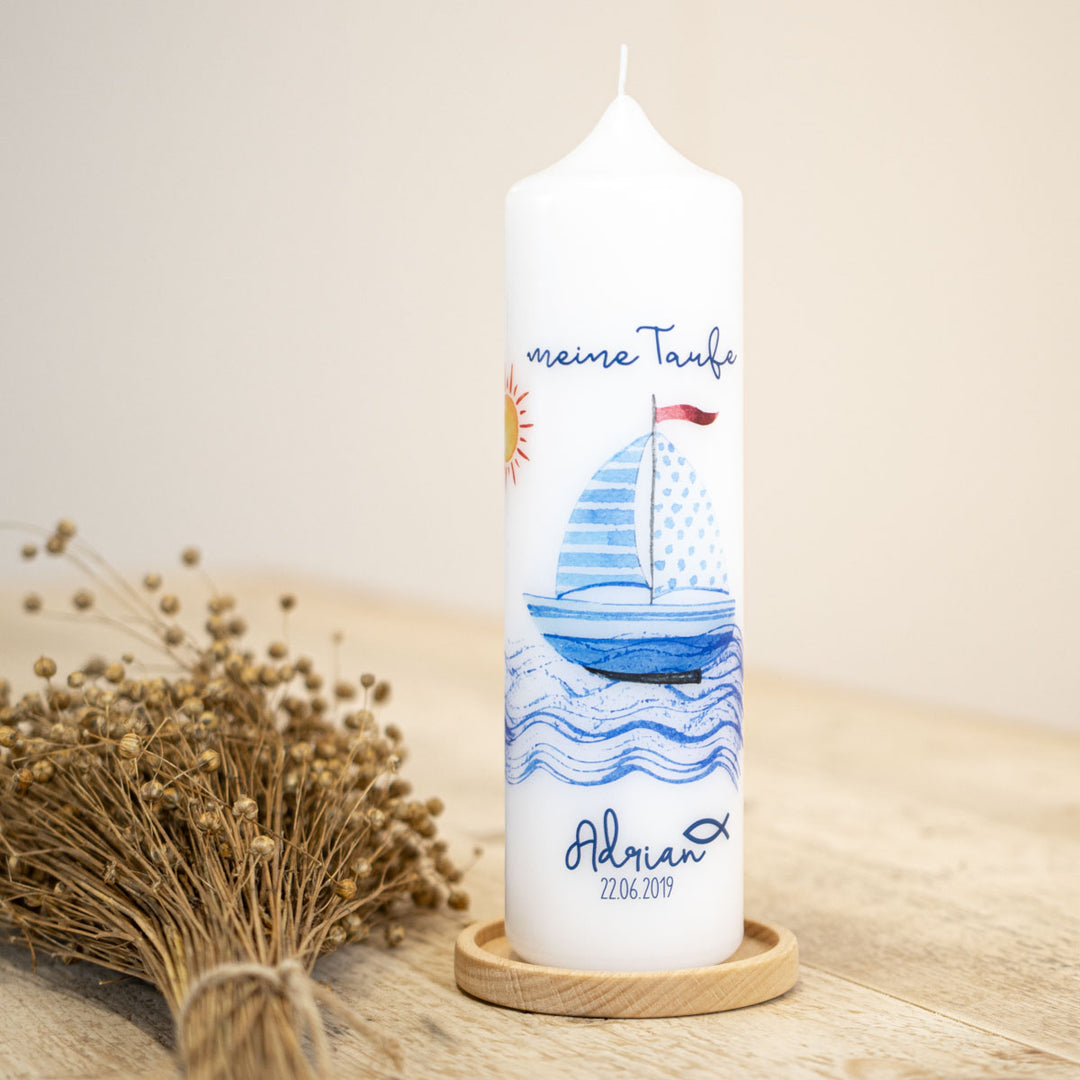 Taufkerze Segelboot mit Sonne und Wellen in blauer Aquarell-Optik