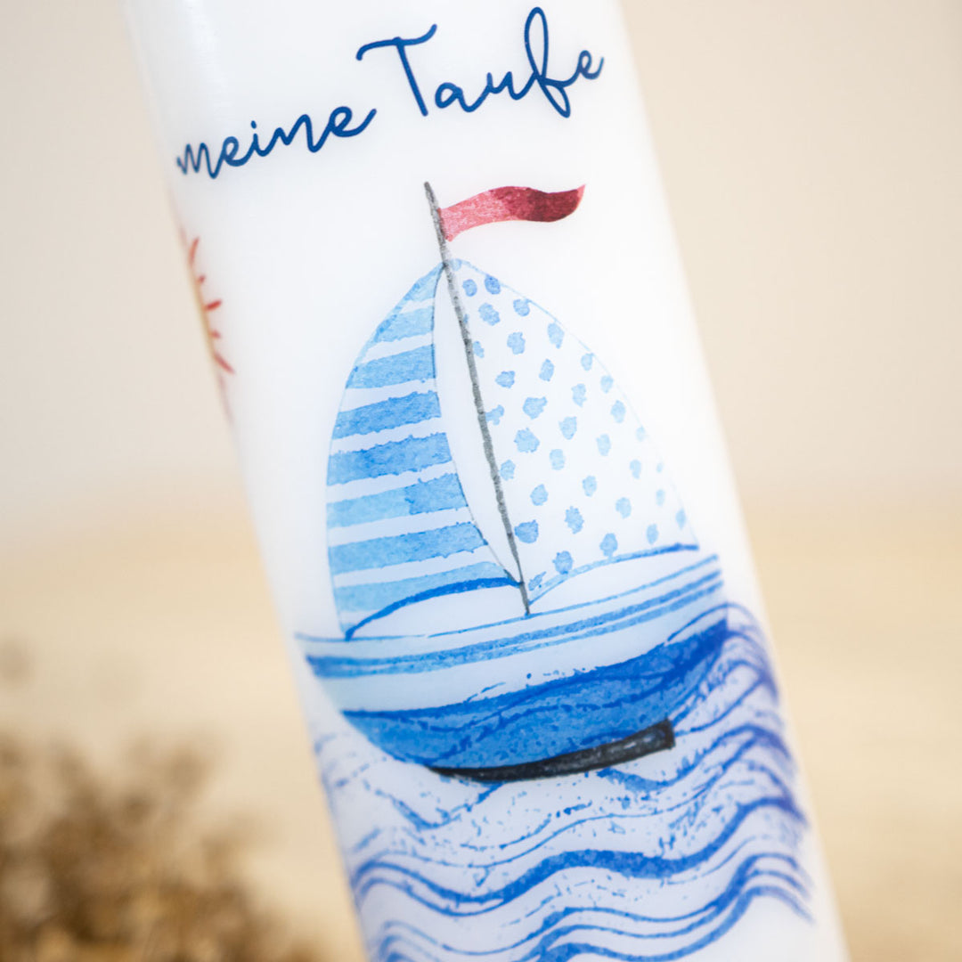 Segelboot mit gestreiftem und gepunktetem Segel und rotem Wimpel
