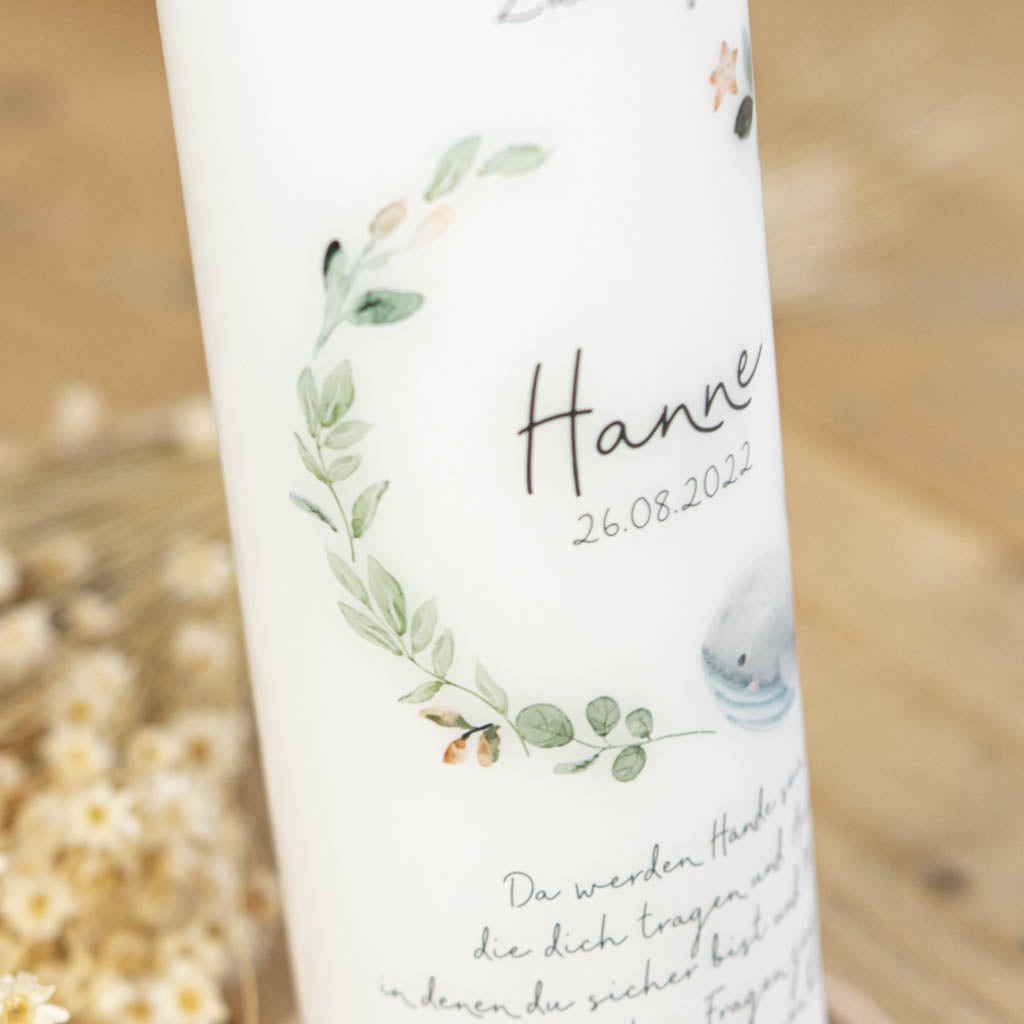 Taufkerze Wal Hanne mit Blätterkranz und Blüten