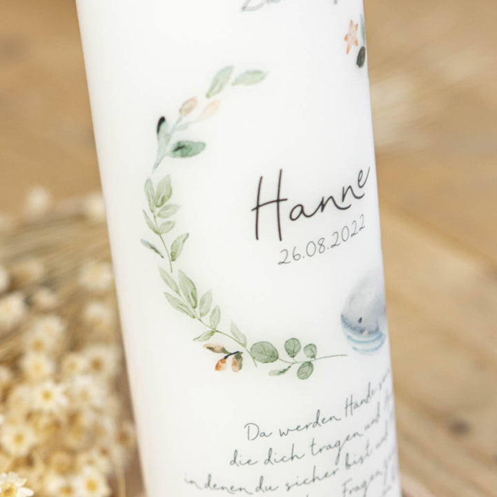 Taufkerze Wal Hanne mit Blätterkranz und Blüten