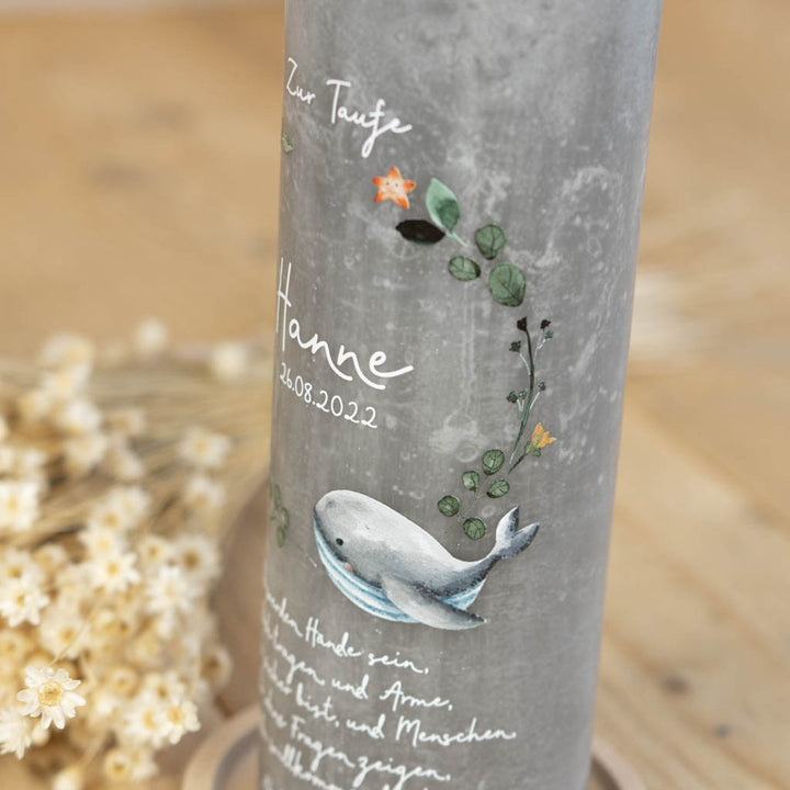 Taufkerze Wal Hanne als Rustic-Kerze in Beton Grau
