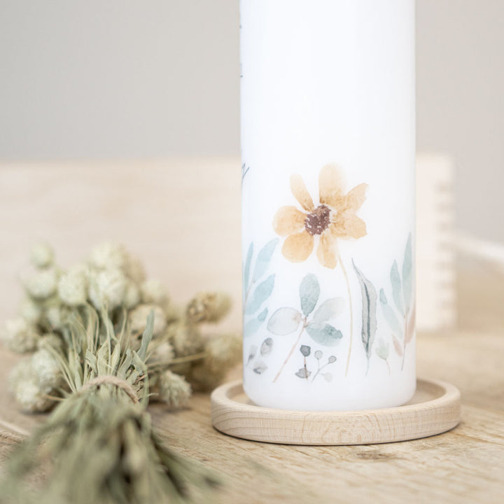 Taufkerze mit gelb-oranger Wildblume in Aquarell