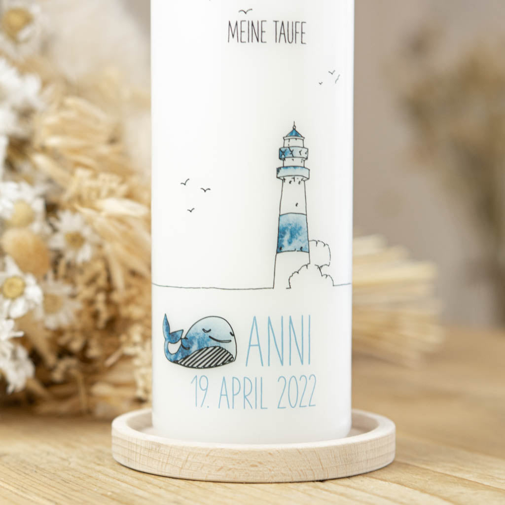 Taufkerze Leuchtturm mit Wal in Blau, personalisiert mit Name