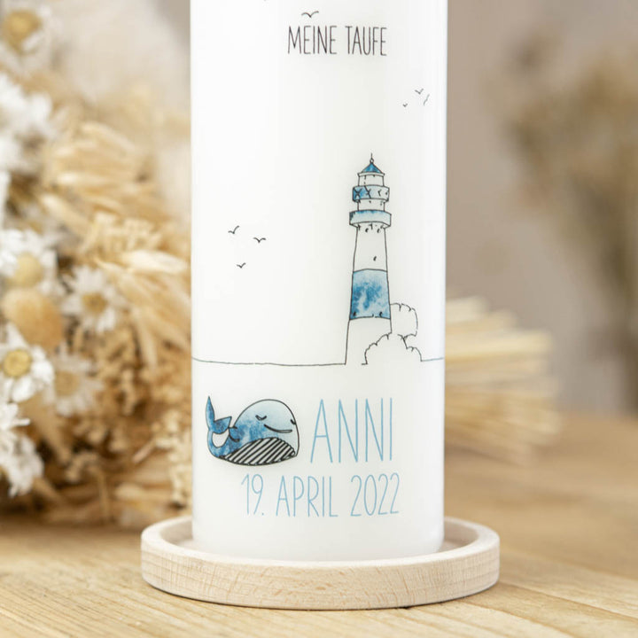 Taufkerze Leuchtturm mit Wal in Blau, personalisiert mit Name