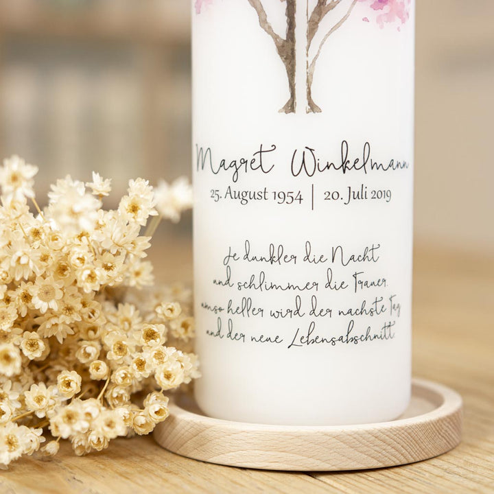 Gedenkkerze mit Baum-Motiv, Namen und Daten