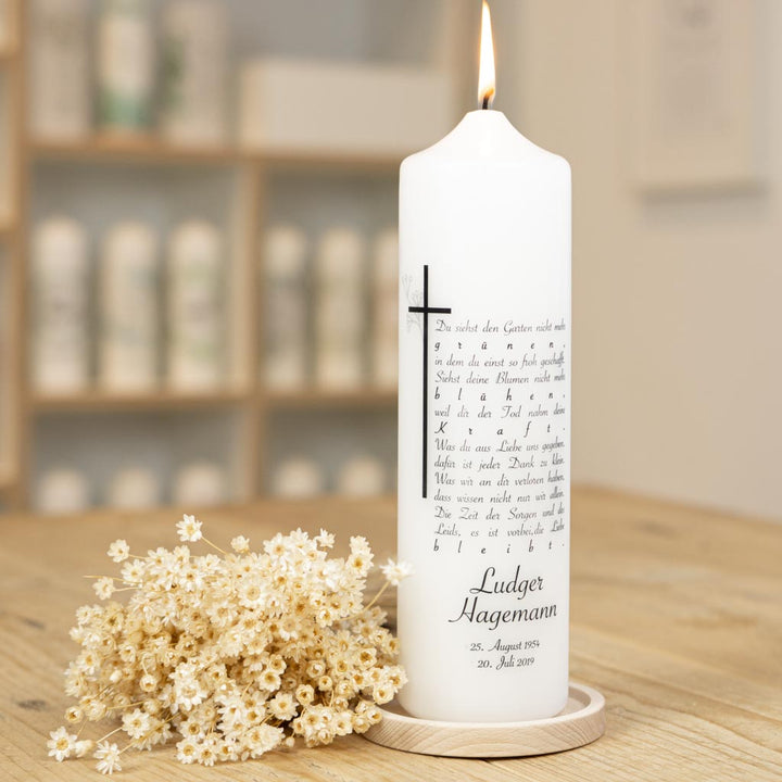 Trauerkerze mit Kreuz und Garten-Spruch auf weißer Altarkerze