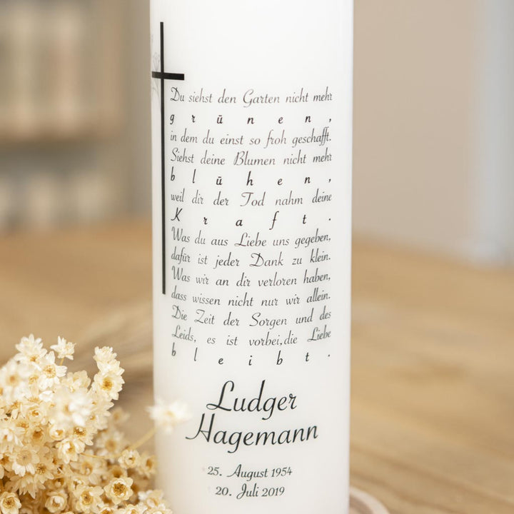 Personalisierte Trauerkerze mit Garten-Spruch und Lebensdaten