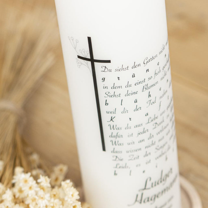 Schwarzes Kreuz mit floraler Ranke als Motiv der Gedenkkerze