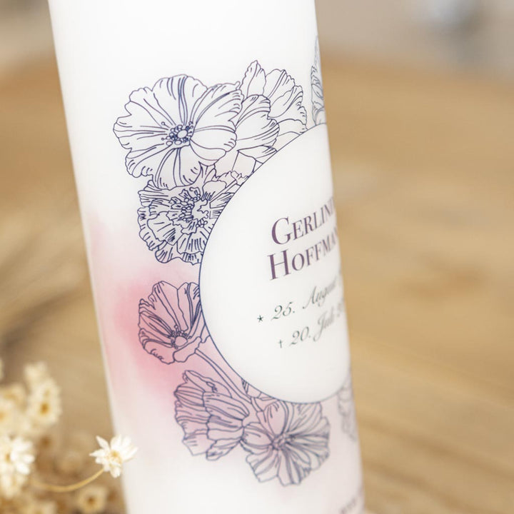 Gedenkkerze Malve, florales Liniendesign im Detail