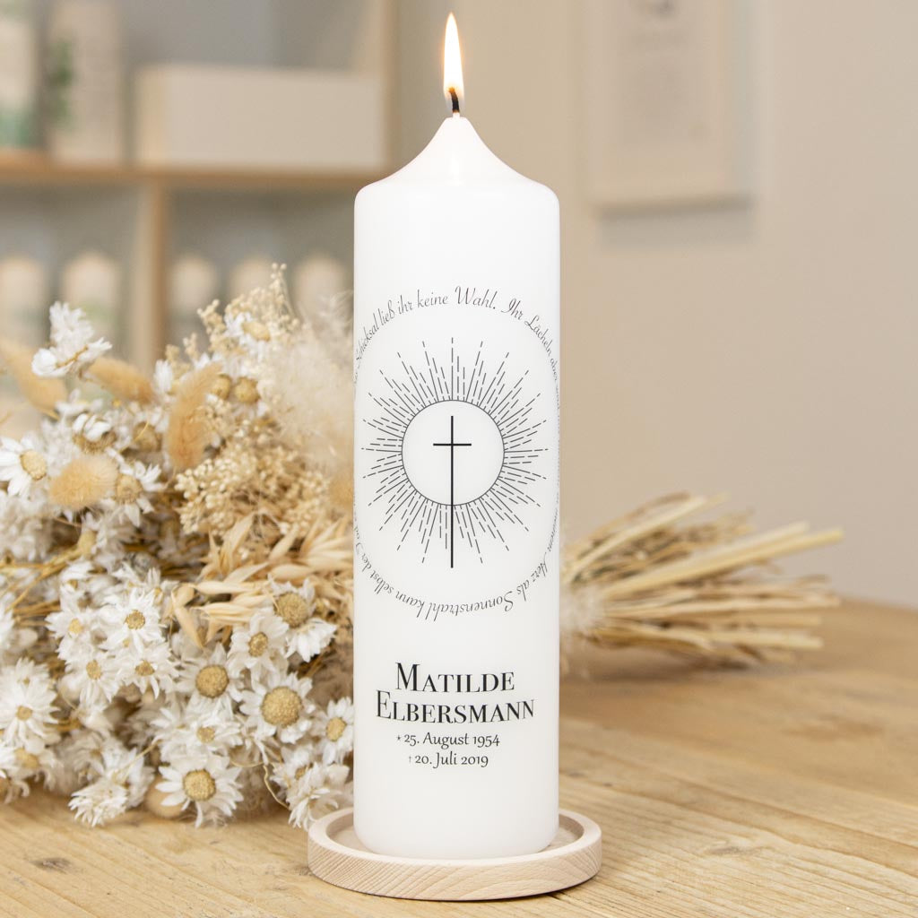 Trauerkerze Meine Sonne mit Kreuz im Strahlenkranz auf weißer Altarkerze