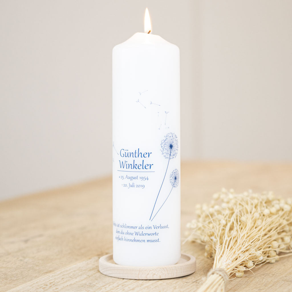 Trauerkerze Pusteblume in Blau mit Name und Lebensdaten