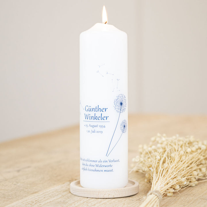 Trauerkerze Pusteblume in Blau mit Name und Lebensdaten