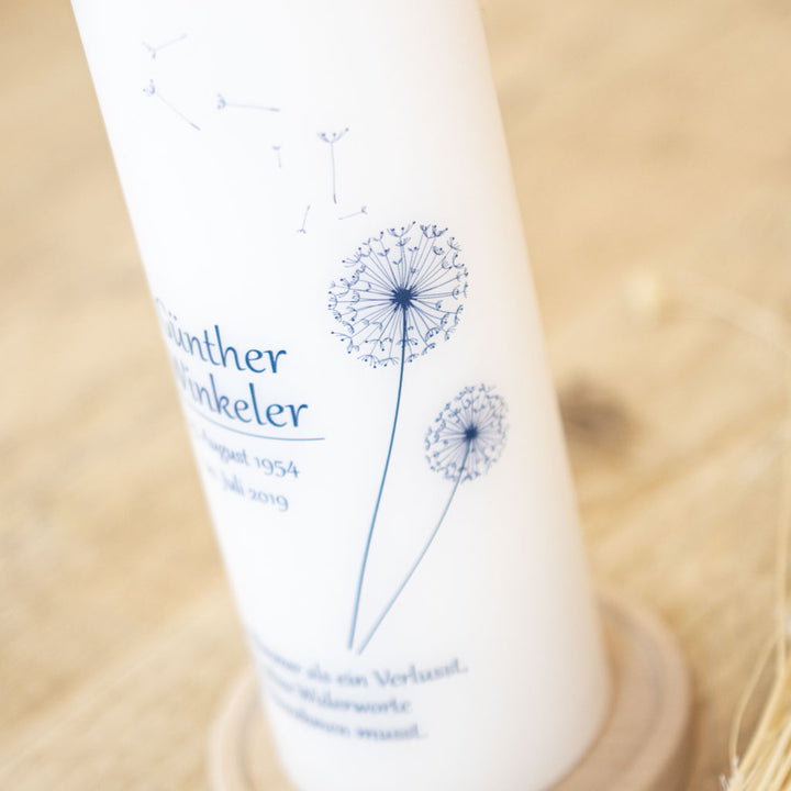 Personalisierte Gedenkkerze Pusteblume mit davonfliegenden Samen