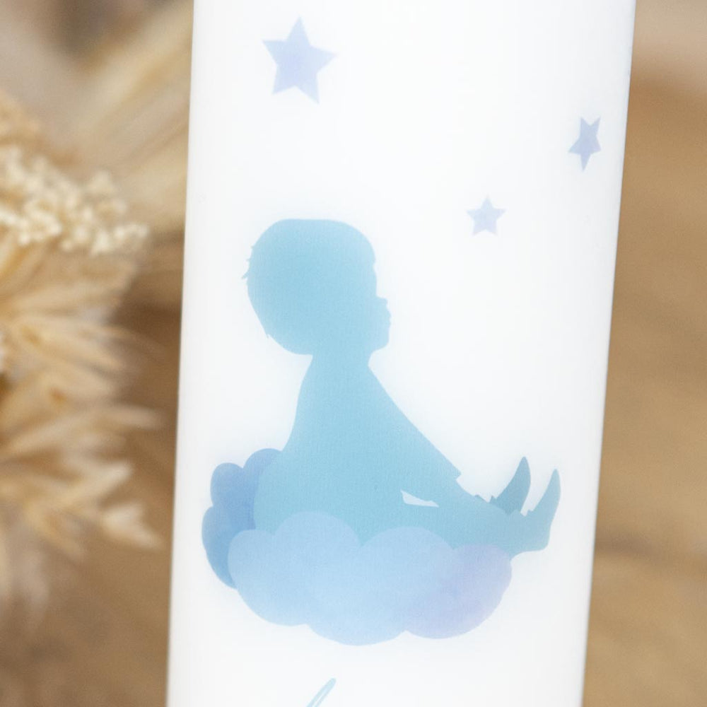 Hellblaue Jungen-Silhouette mit Sternen auf der Sternenkind-Kerze