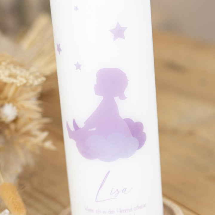 Fliederfarbene Mädchen-Silhouette mit Sternen auf der Sternenkind-Kerze
